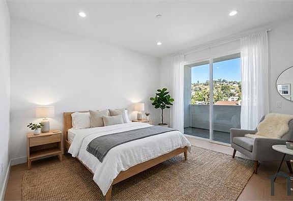 3rd image of 1717 Winona Blvd #302