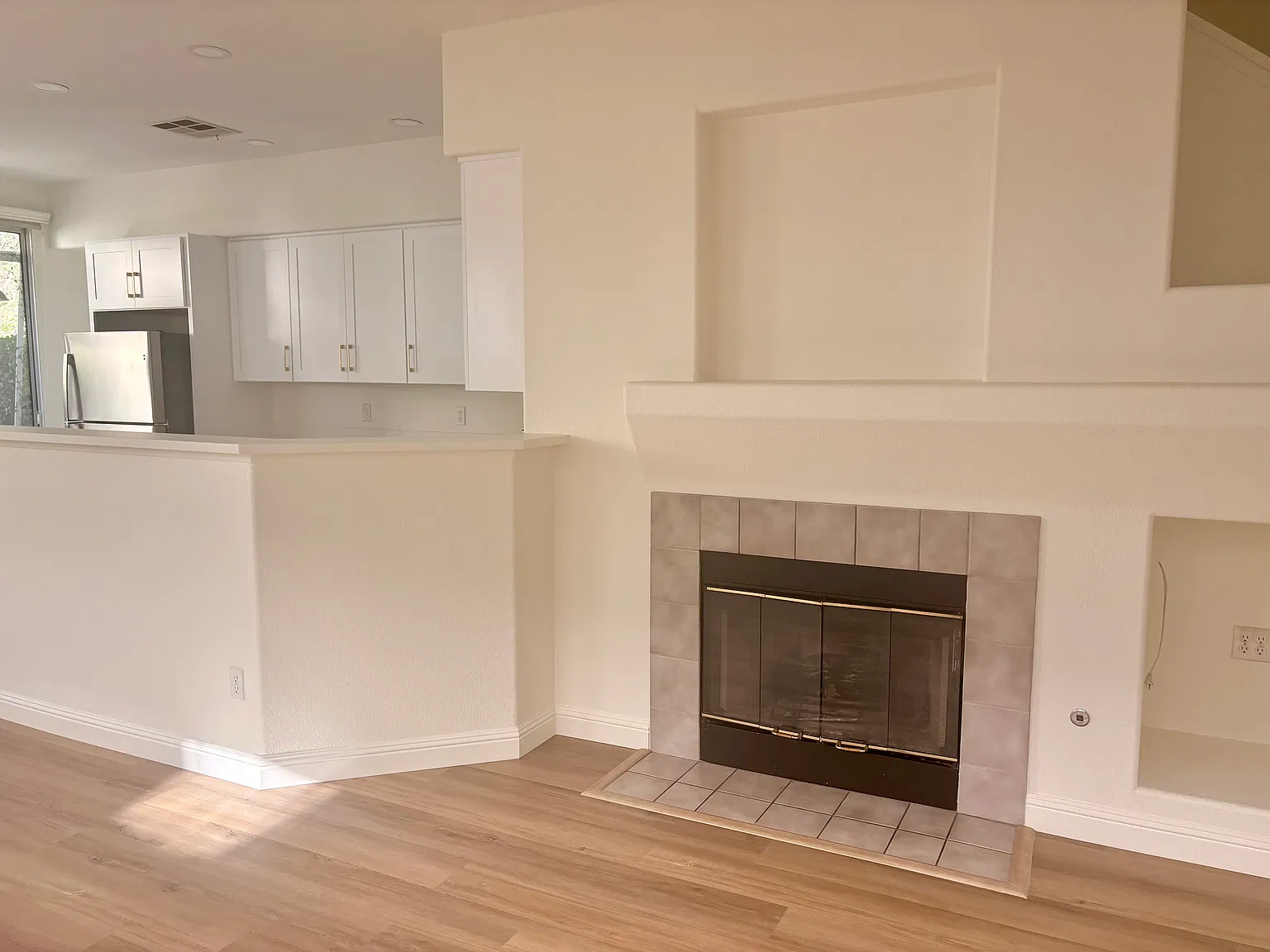 3 bed, 2.5 bath, 1335 sqft, $4,000 — Photo 3
