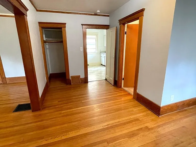 914 Vaughn St — Photo 5