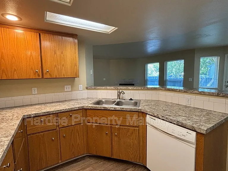 1602 W Highland St — Photo 5