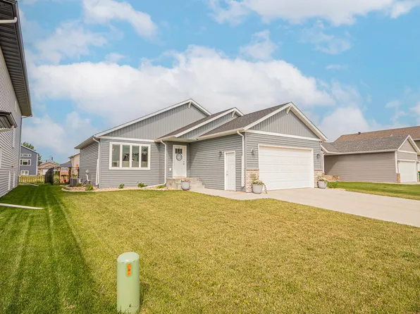 303 6th St E, Horace, ND 58047