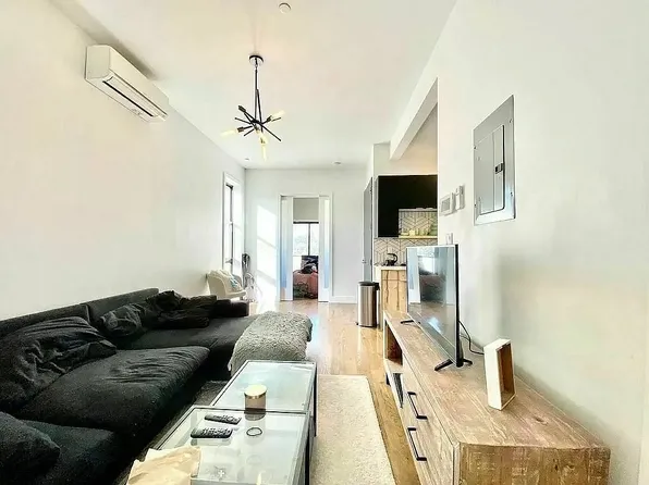 370 Evergreen Avenue image 1 of 5