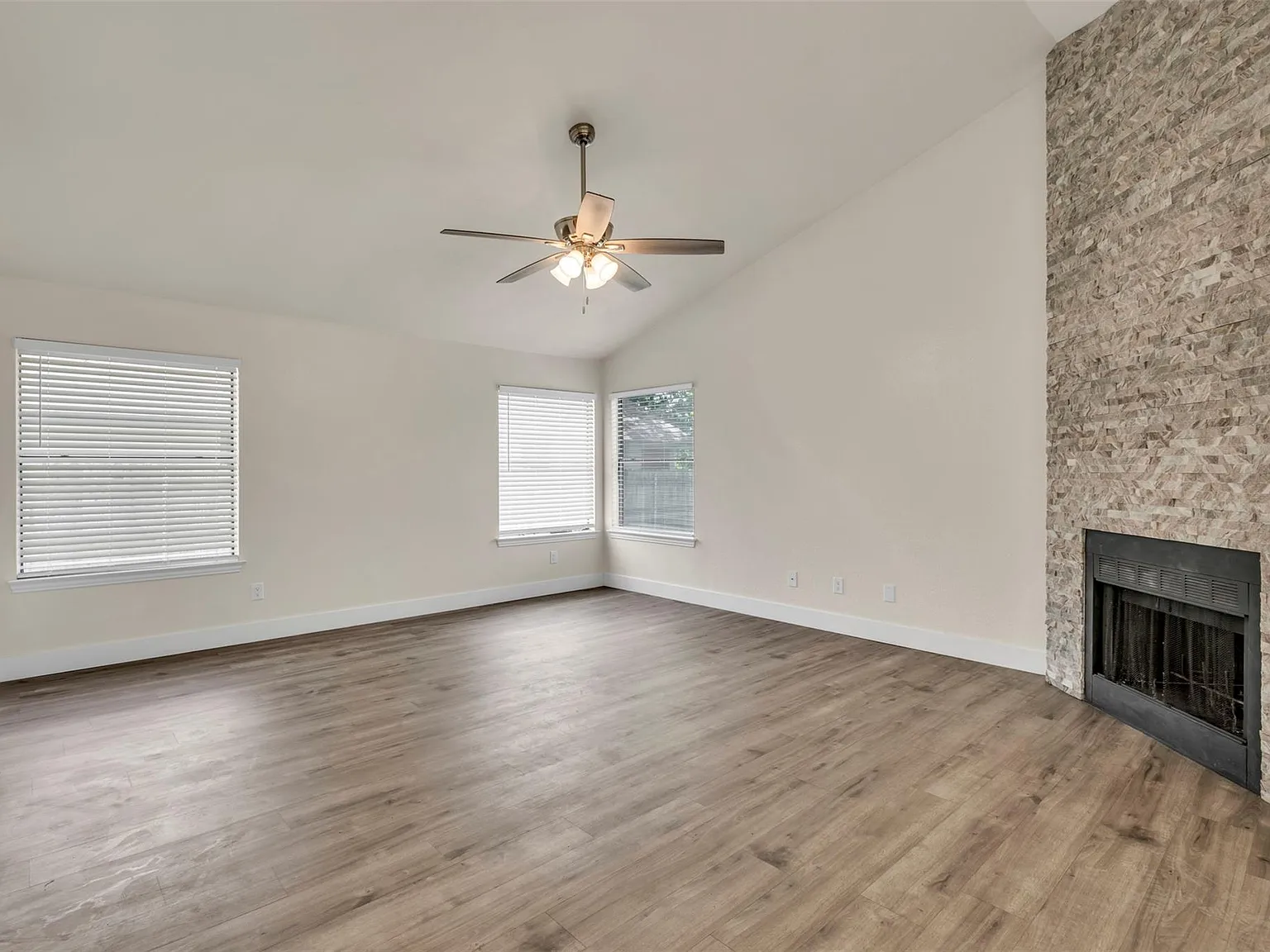 3 bed, 2.5 bath, 1625 sqft, $2,200 — Photo 2