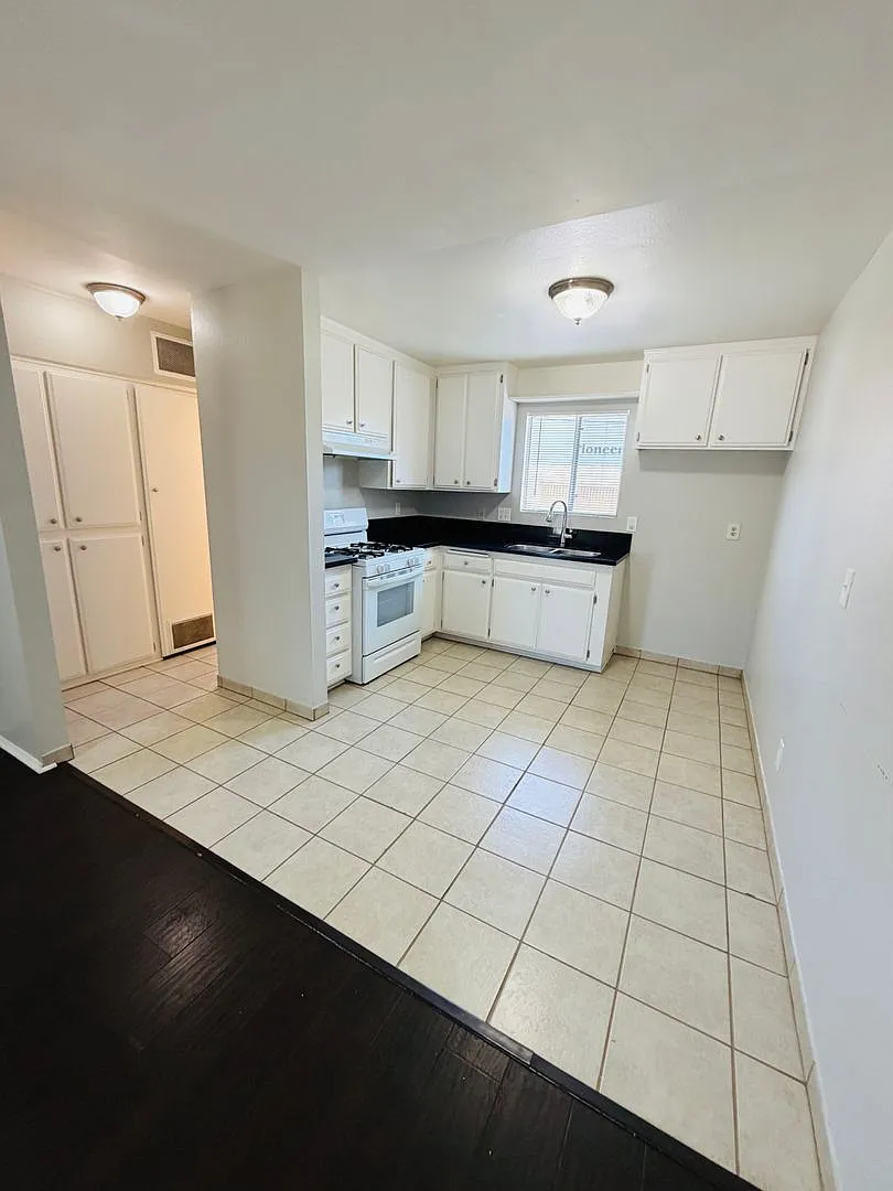 2 bed, 1.5 bath, 995 sqft, $2,695 — Photo 4