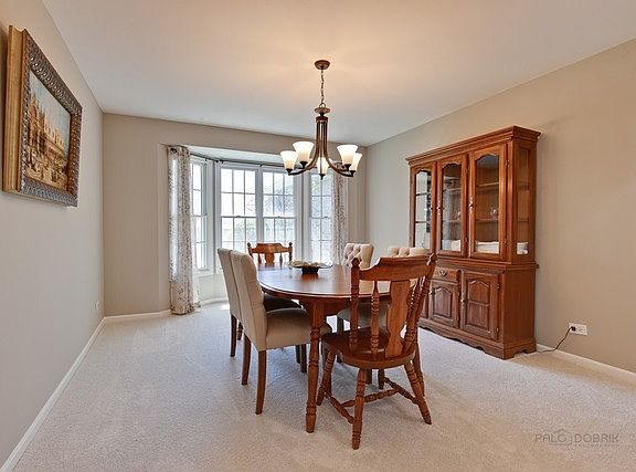 4th image of 32 Sussex Cir