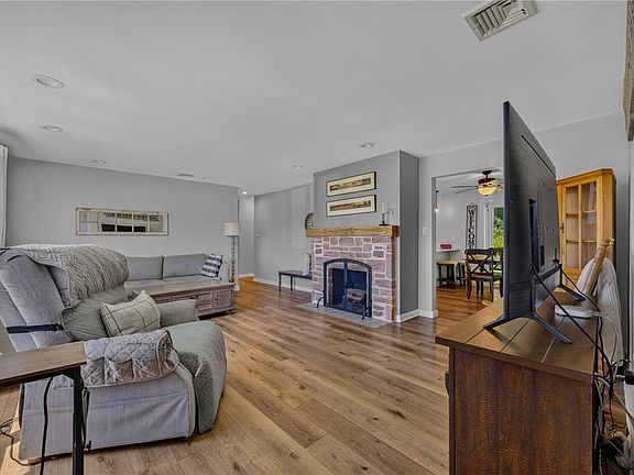 5th image of 136 Grouse Dr