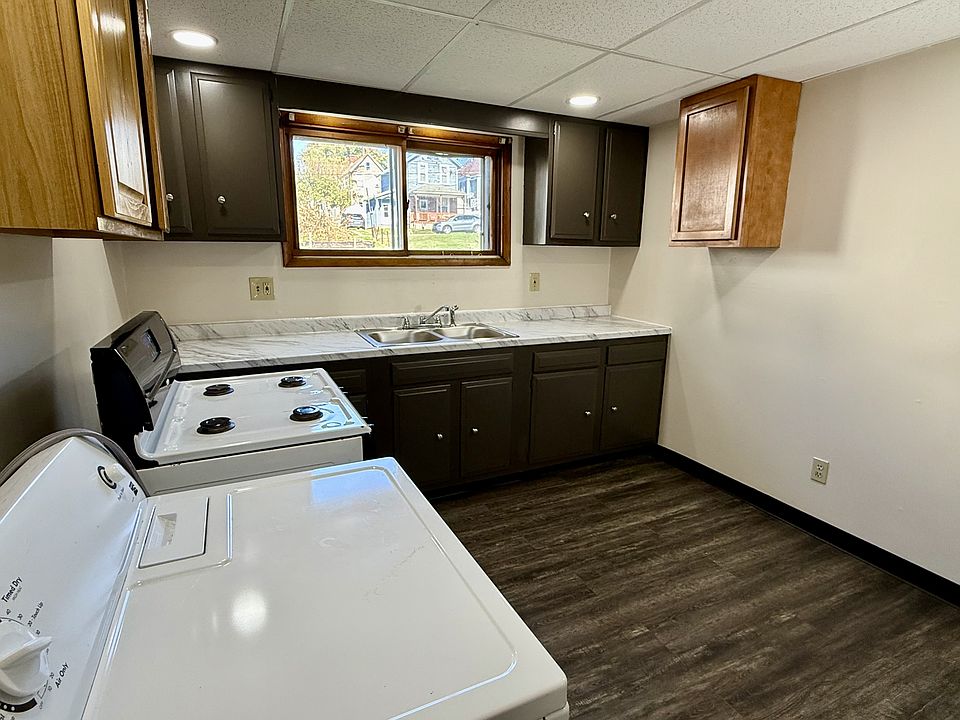 Kitchen Stove and Refrigerator