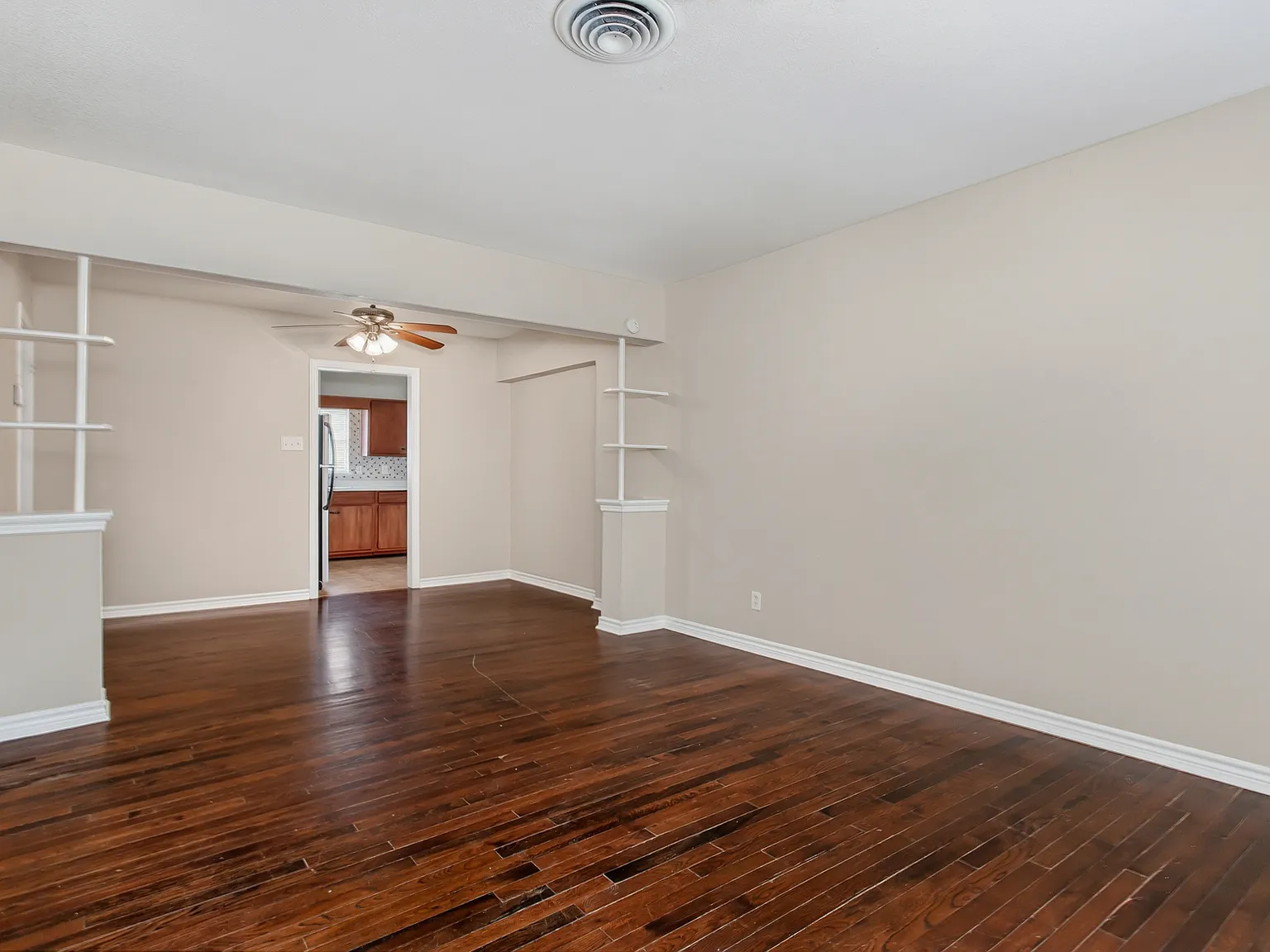 2 bed, 1060 sqft, $1,600 — Photo 4