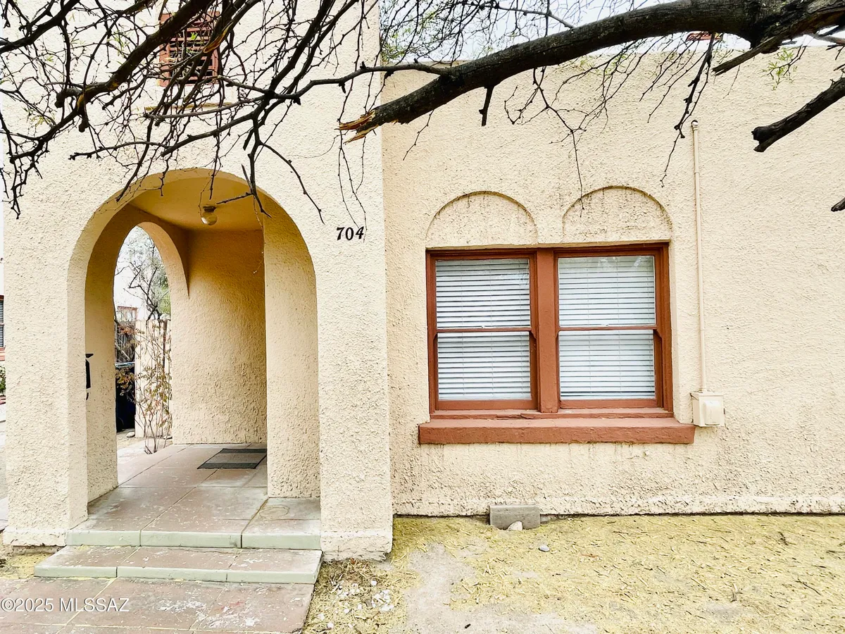 Primary Photo - 704 E 5th St
