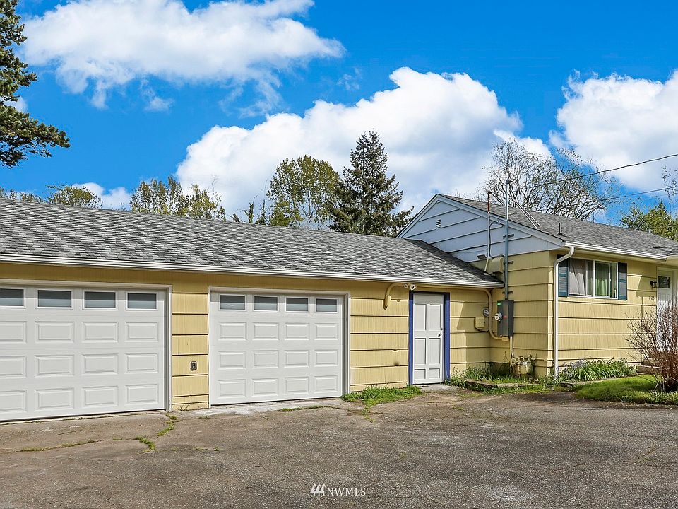 13250 40th Ave S Darling house on HUGE lot - don't miss this mid-century gem.