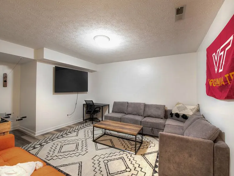 1444 Thomas Ln — Photo 3
