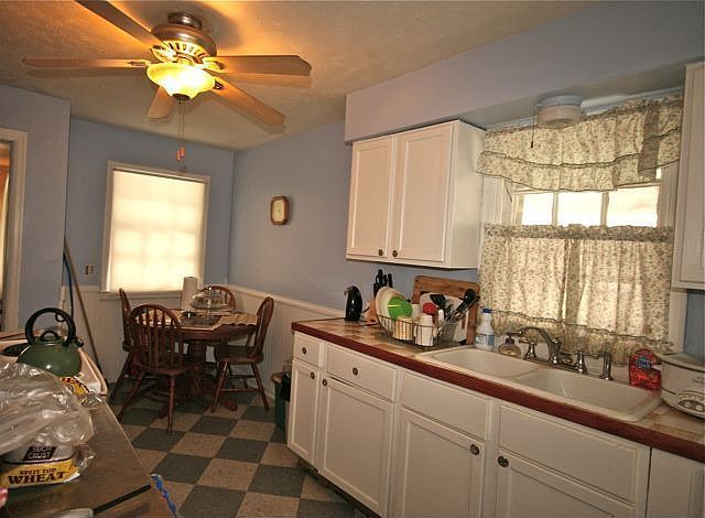 Spacious Kitchen with eat-in area, ceiling fan