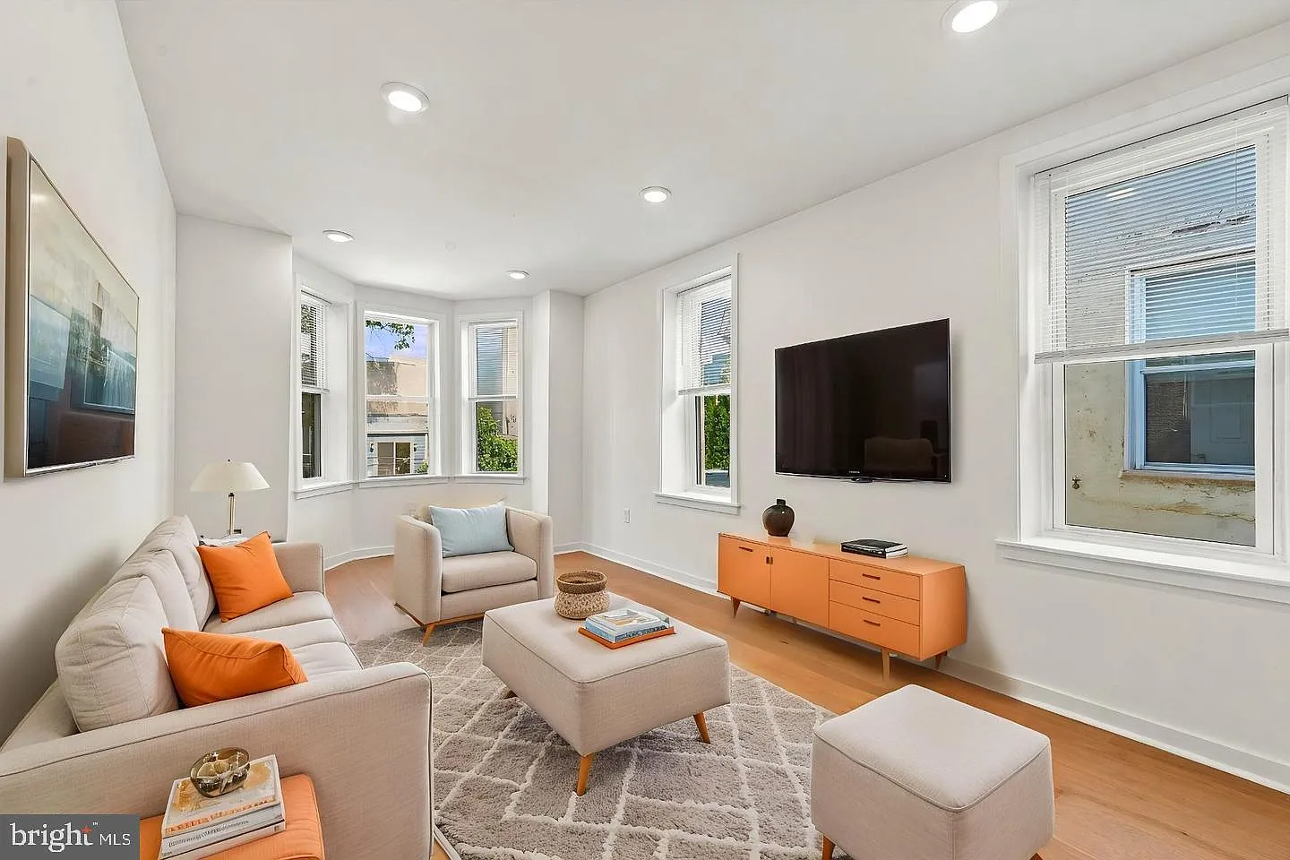 3 bed, 1.0 bath, 1872 sqft, $2,600 — Photo 1