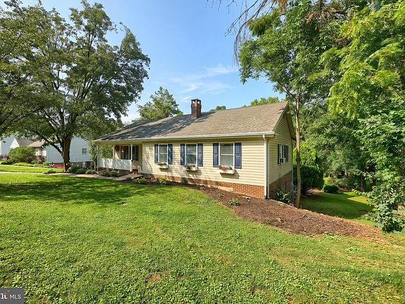 3rd image of 208 Troy Rd