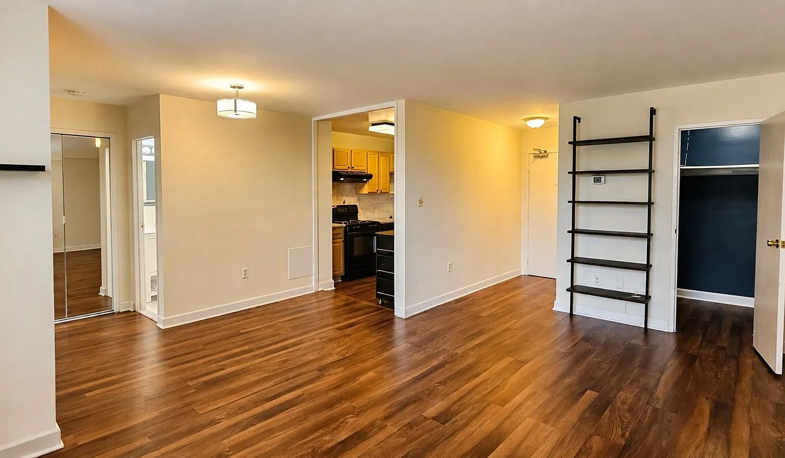 Bright & Spacious 1 Bdrm w/Utilities Included & Parking Avail- River Towers Condos — Photo 1
