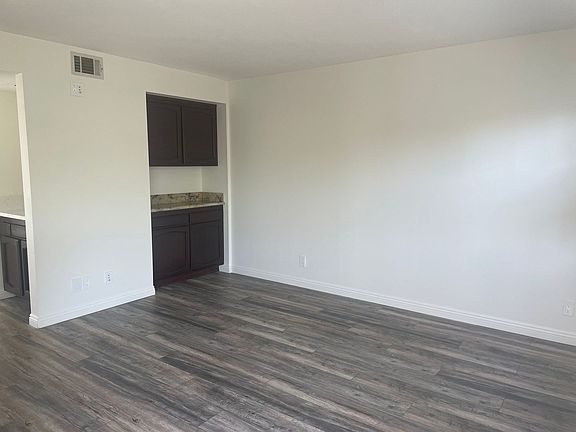 4th image of 650 Warwick Ave