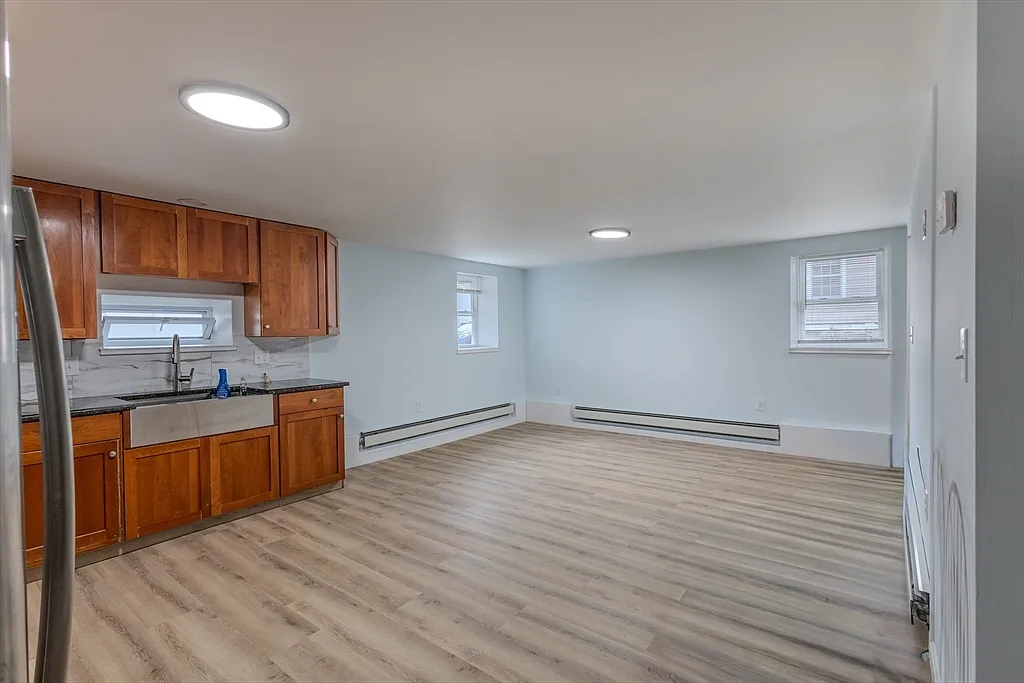 3 bed, 1.0 bath, 1300 sqft, $2,800 — Photo 4