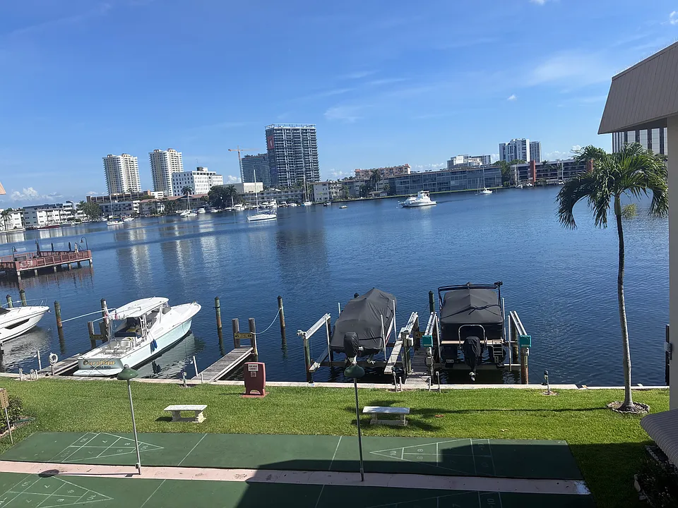 300 Golden Isles Dr #304