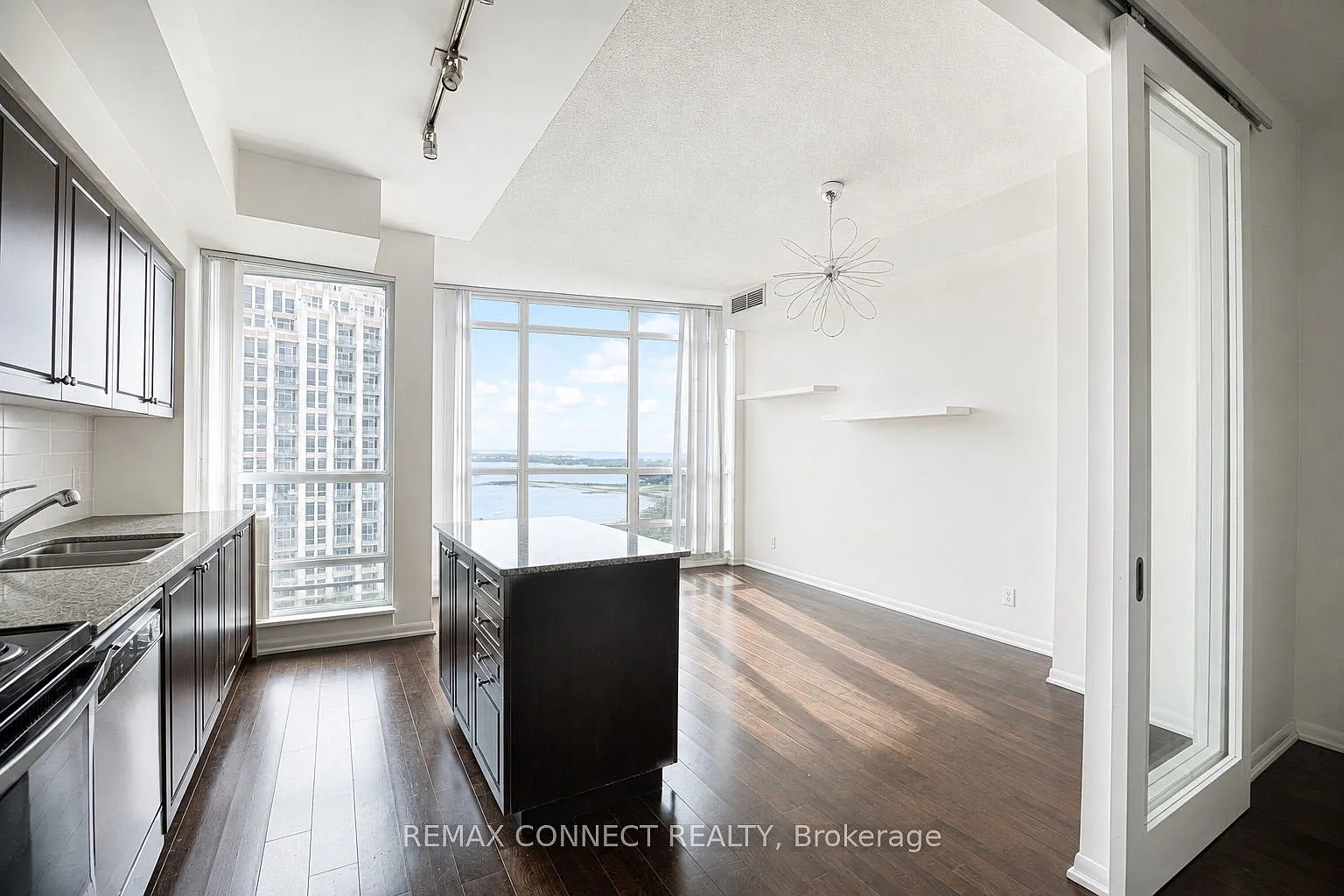 Neptune Condos — Photo 3