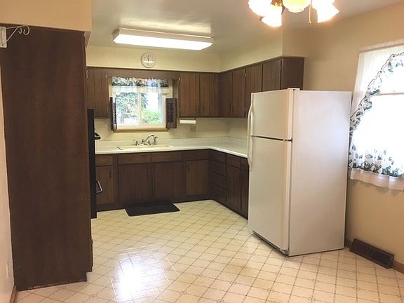 5th image of 810 Greenbay Ave