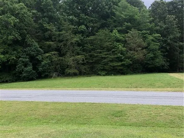 7916 Southerland Dr, Browns Summit, NC 27214