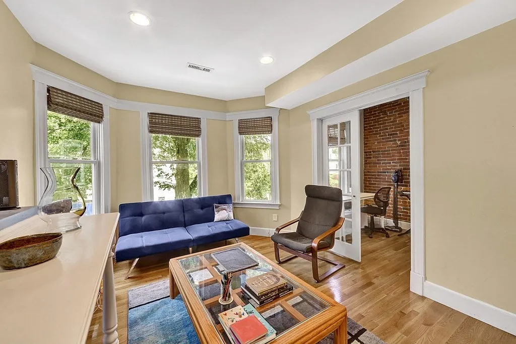 2 bed, 914 sqft, $4,350 — Photo 2