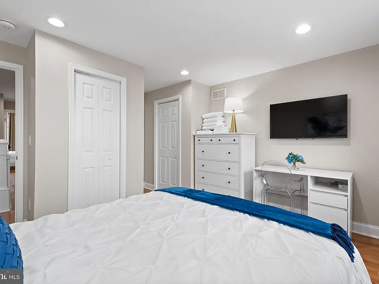 2235 E Chase St — Photo 38