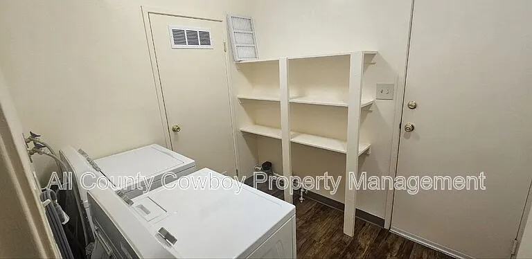 1017 E 8th St — Photo 5
