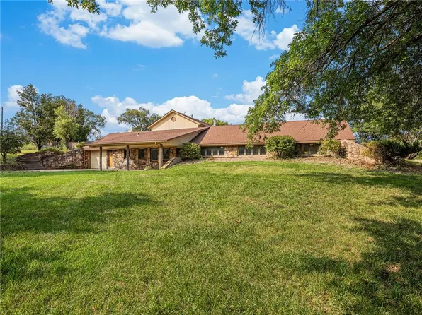 17450 178th St, Tonganoxie, KS 66086