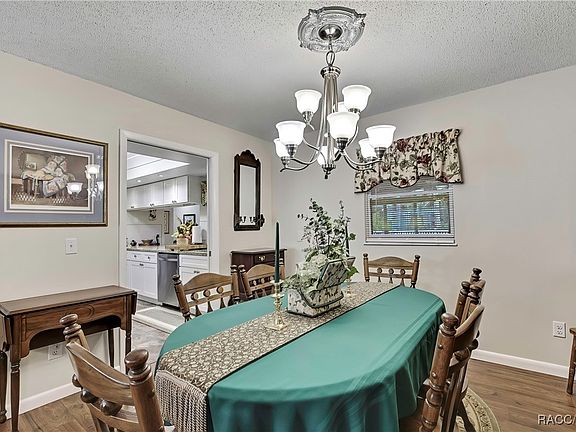 4th image of 4 Hemlock Ct E