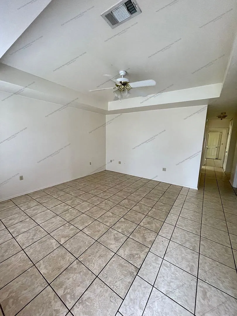 3 bed, 2.0 bath, 1050 sqft, $925 — Photo 2
