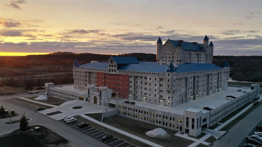 Grand Castle Apartments — Photo 2