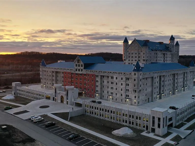 Grand Castle Apartments — Photo 3