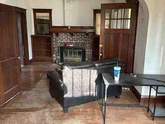 5th image of 220 3rd St W