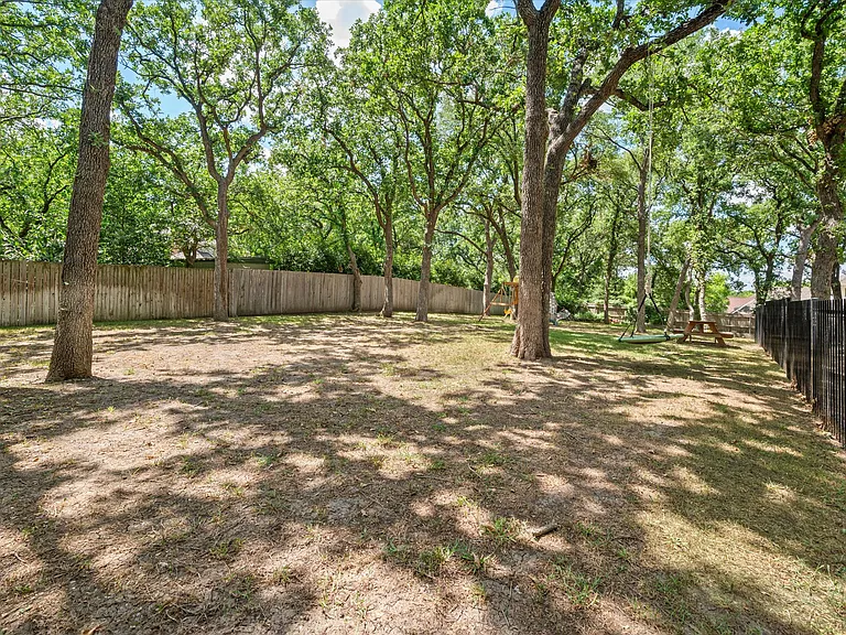 1004 Chimney Hill Trl — Photo 36
