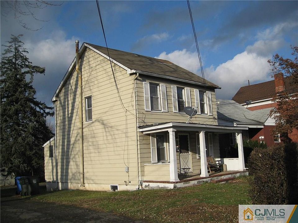 2nd image of 276 Main St