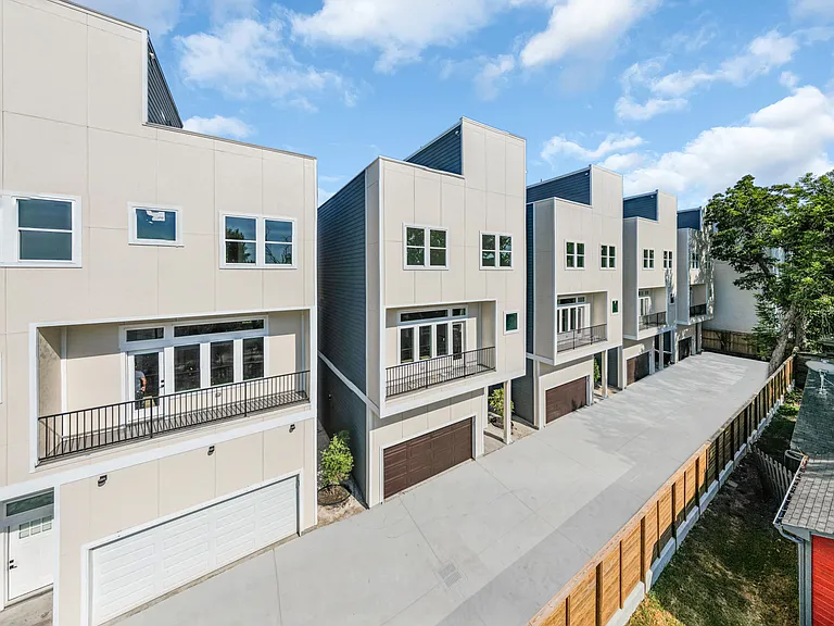 715 Service St #B — Photo 2
