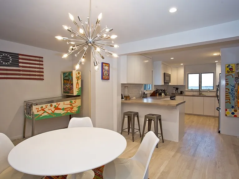 223 Kings Point Rd — Photo 24