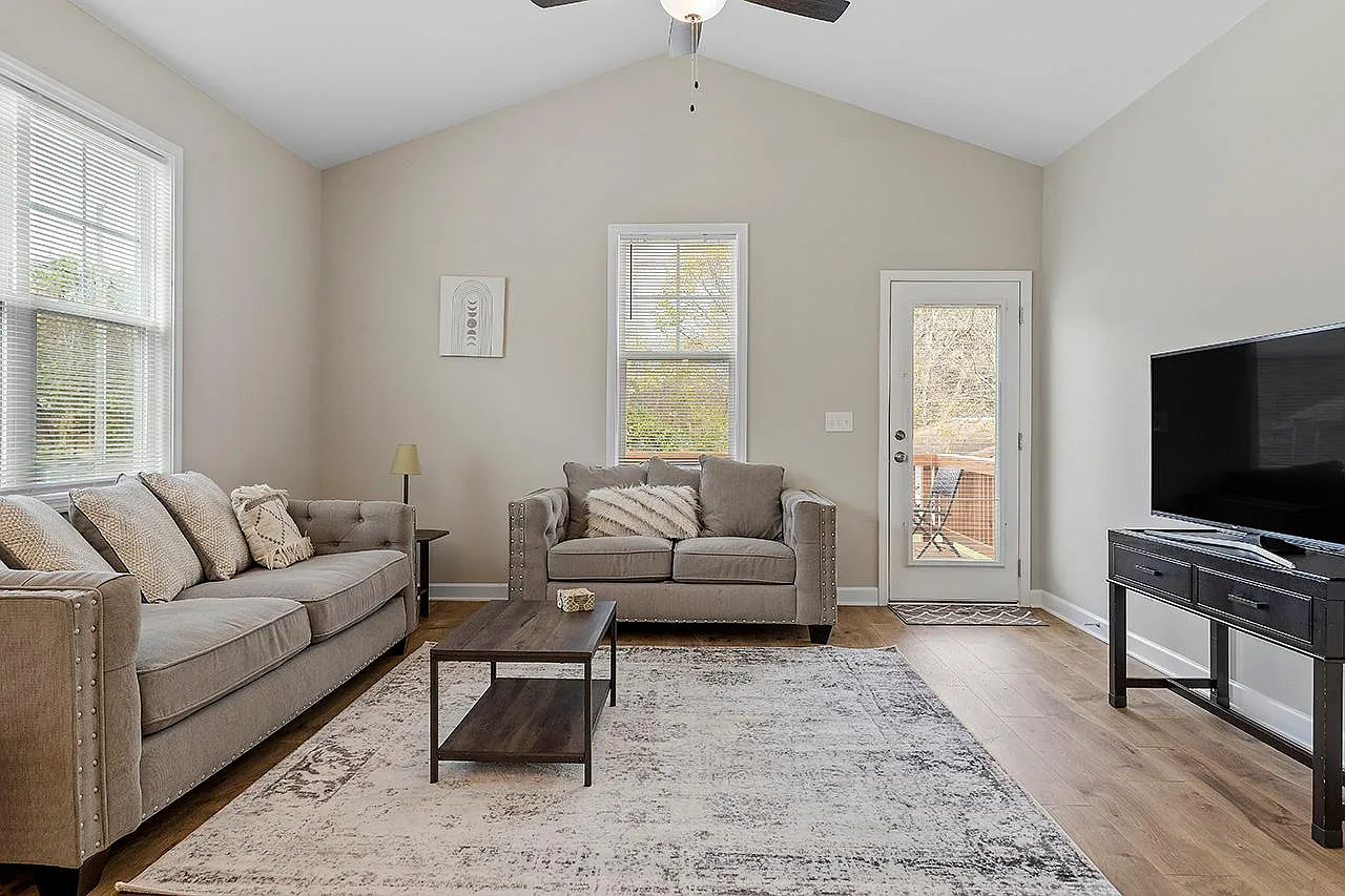 3 bed, 1400 sqft, $2,550 — Photo 2