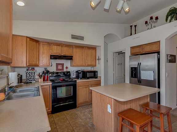 3rd image of 15888 W Linden St