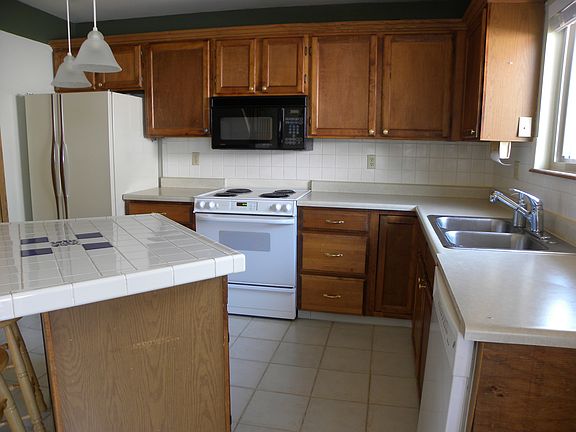 kitchen (main level)