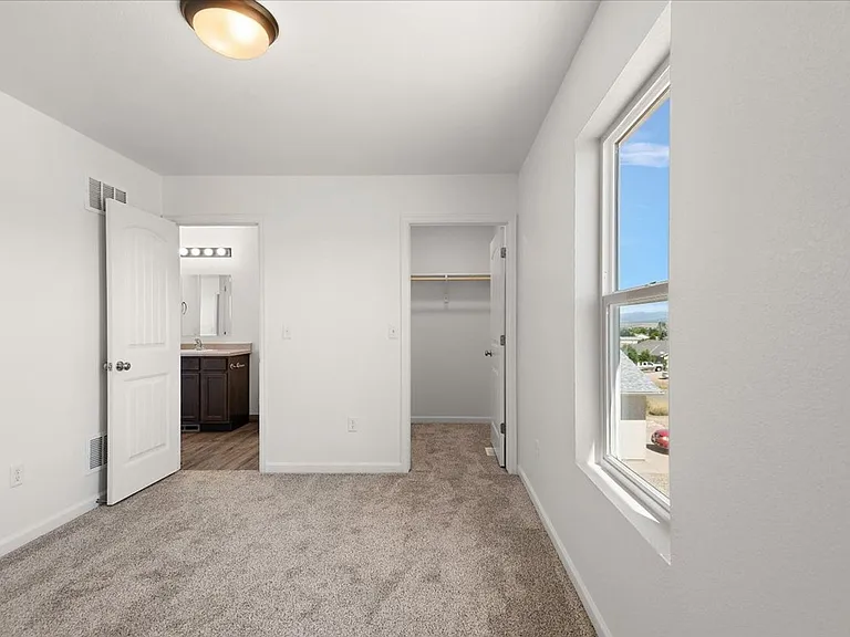 250-252 W Acorn Dr — Photo 6