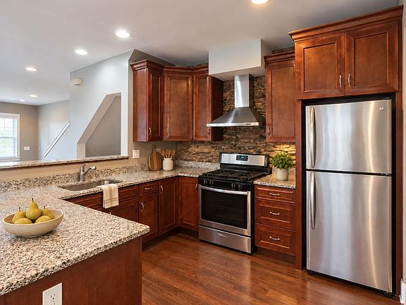 4th image of 335 Carson St