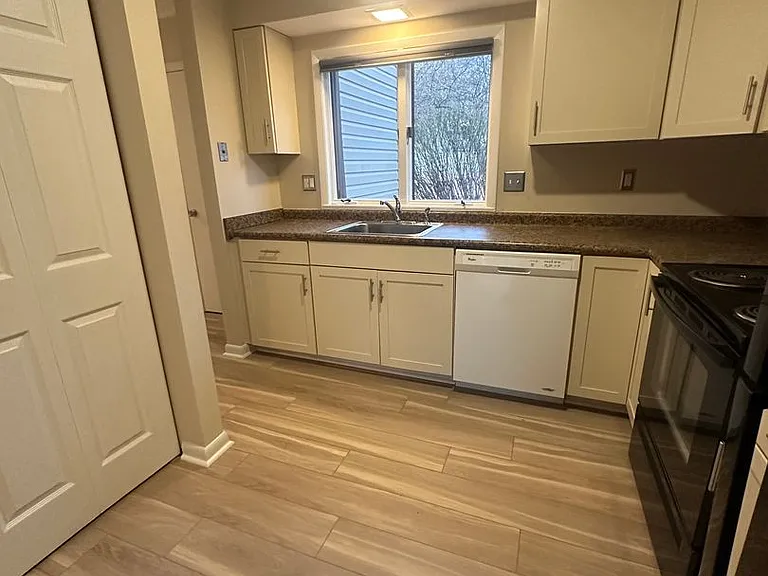 329 Shenandoah Cir — Photo 5