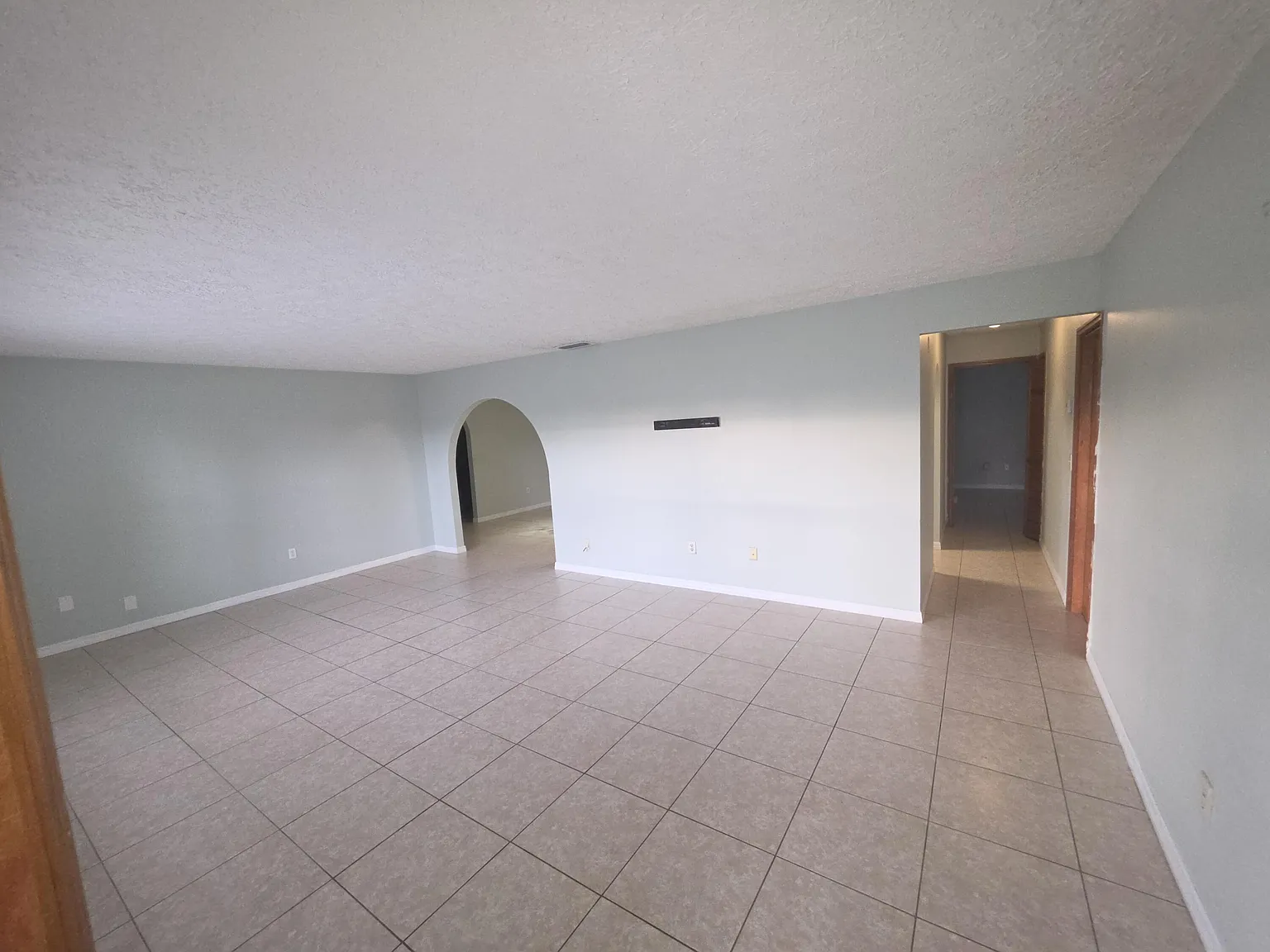 3 bed, 2.0 bath, 1413 sqft, $2,200 — Photo 3