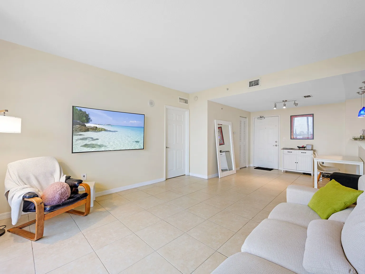 2 bed, 920 sqft, $2,800 — Photo 1