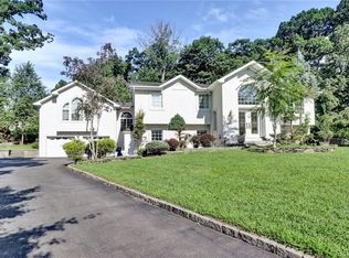 12 Forest View Ct, Valley Cottage, NY 10989