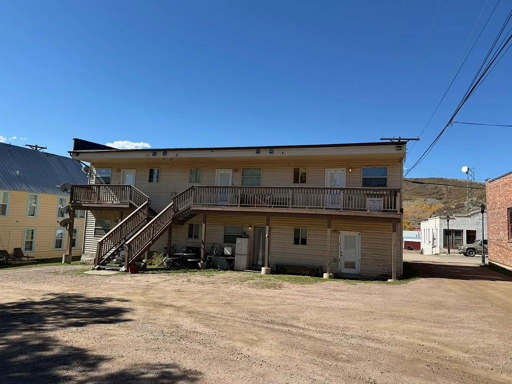 115 Moffat Ave — Photo 1