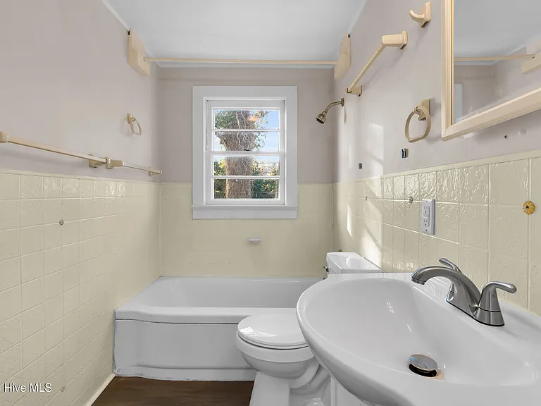 211 Lawson St — Photo 17