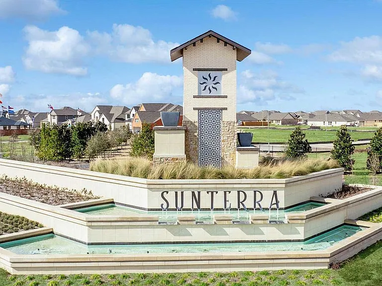 4946 Sky Bluff Dr — Photo 2